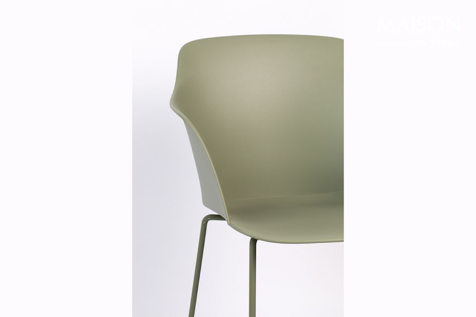 This Tango Green chair imagined by Zuiver ensures an industrial spirit in your room