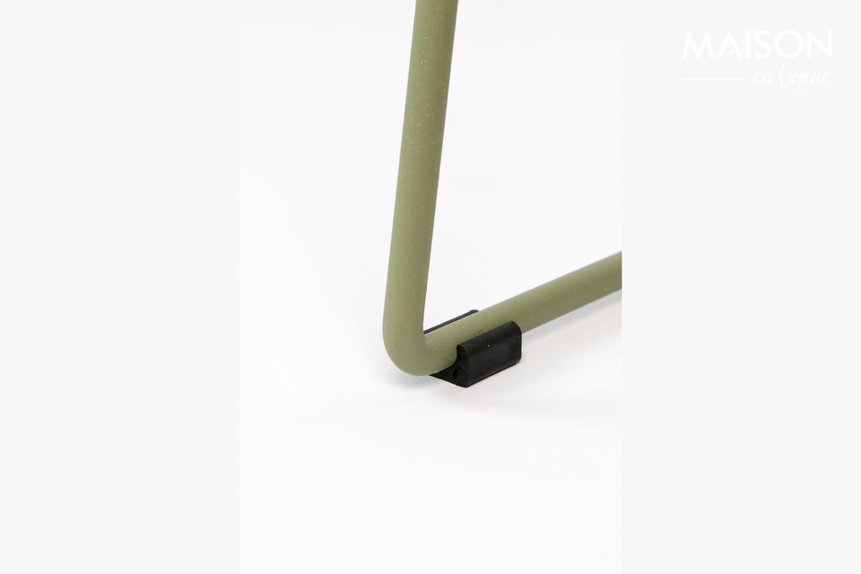 With its polypropylene plastic shell and powder-coated steel legs, solidity is assured