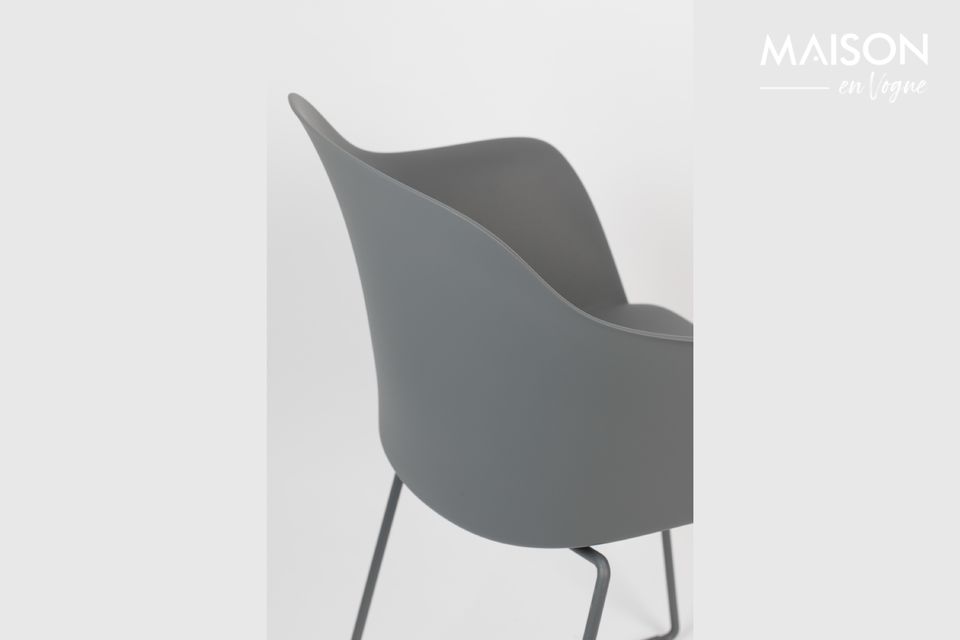 The Tango armchair has a solid and sturdy structure in powder-coated steel with plastic glides