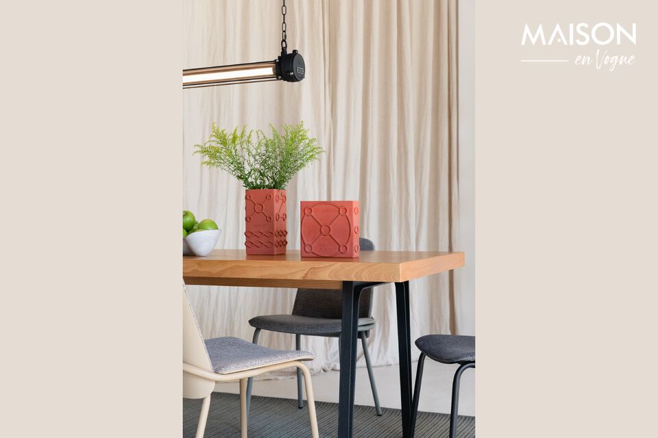Refine your decor with the Graphic Square concrete vase.