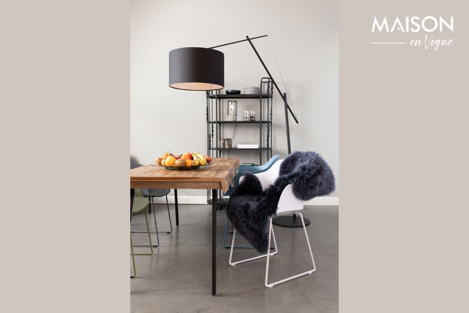 Of Japanese inspiration, this elegant black floor lamp is ravishingly sober.