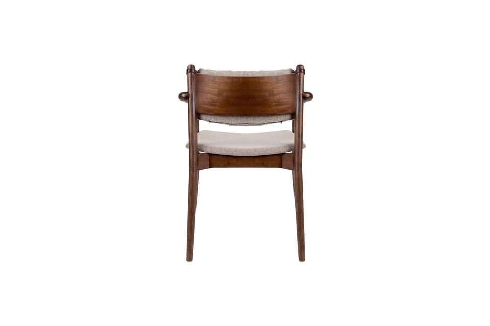 An elegant look and beautiful finishes for this lovely armchair