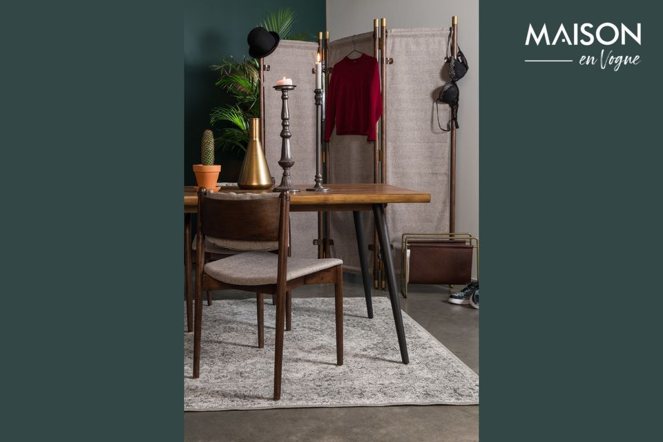 Its slim and elegant silhouette makes it an ideal accessory to complement a dining table