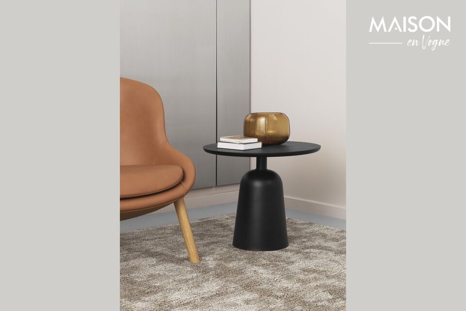 The name Turn refers to the rotational movement used to adjust the height of its round tabletop