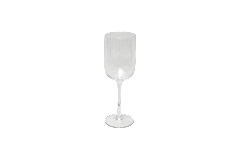 This wine glass goes well with all your dishes thanks to its sober style