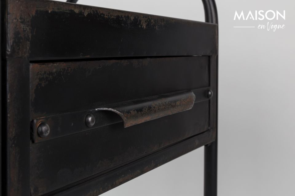 A light and sturdy kitchen trolley with an industrial look