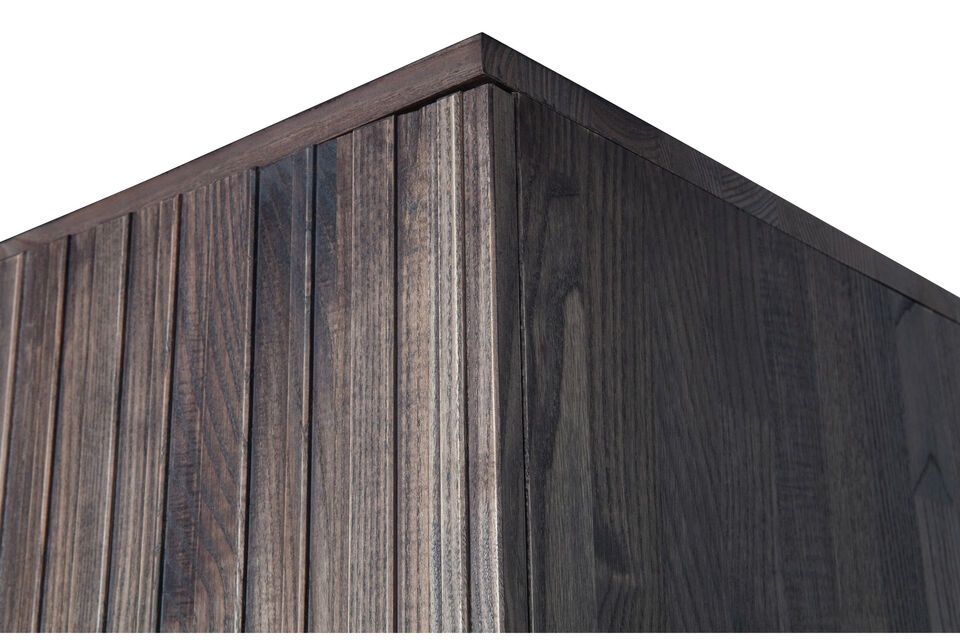 With 210cm high and 60cm wide, this cabinet easily finds a place along a wall