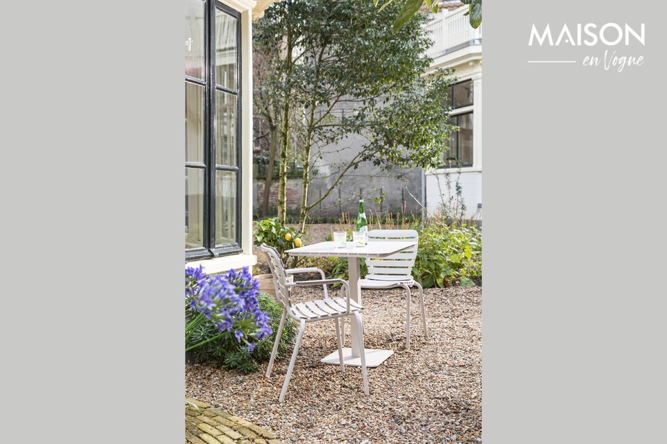 Discover the Vondel bistro table, compact and durable.