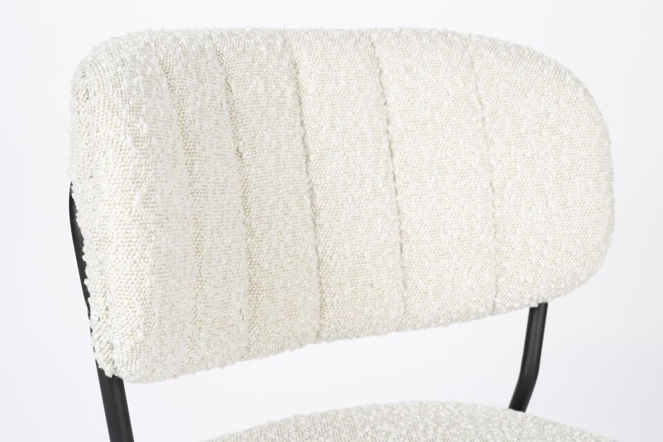 Its sturdy structure and the quality of its fabric ensure durability and ease of maintenance