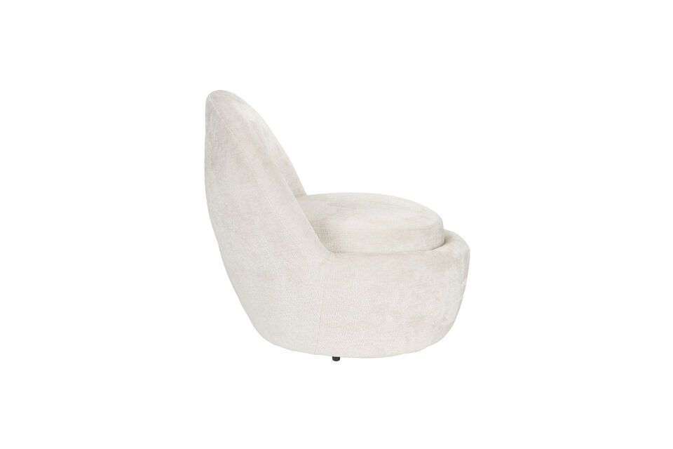 Its delicately-toned fabric evokes a discreet elegance