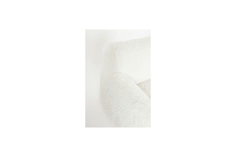With its generous silhouette and imposing dimensions (125x106x78 cm)