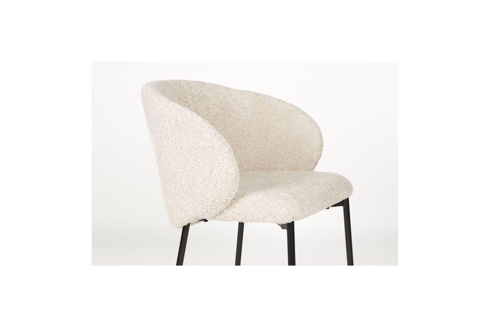 Its dimensions of 58x48x70 cm make it a piece with a discreet yet assertive presence