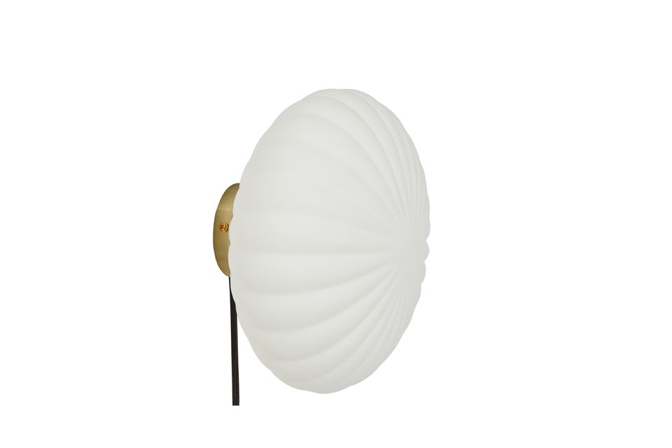 A discreet wall lamp with a chic touch
