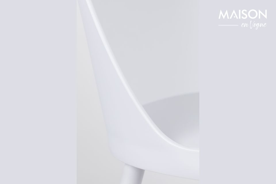 This Pip All White chair by Zuiver will easily find its place in your interior thanks to its classic