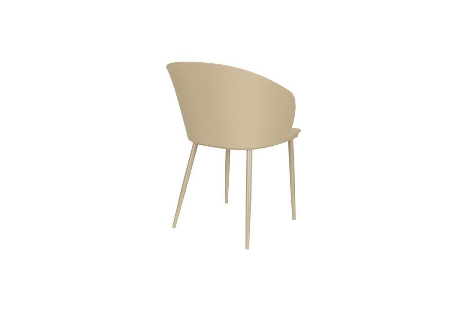 Its modern look invites conviviality, perfect for meals with friends or quiet reading moments