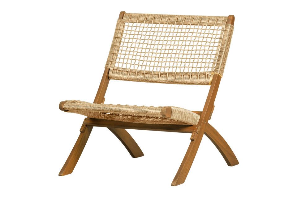 Its woven polyethylene structure and natural wood frame make it an ecological and sustainable