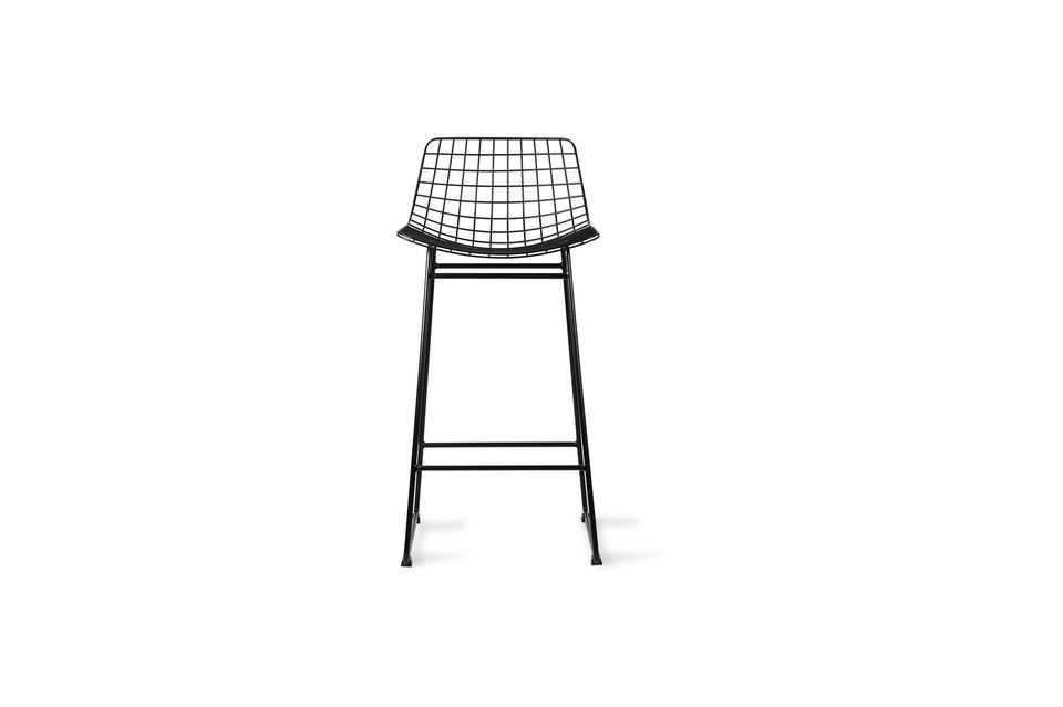 The legs are in black metal while the seat and backrest are in black lacquered squared wire